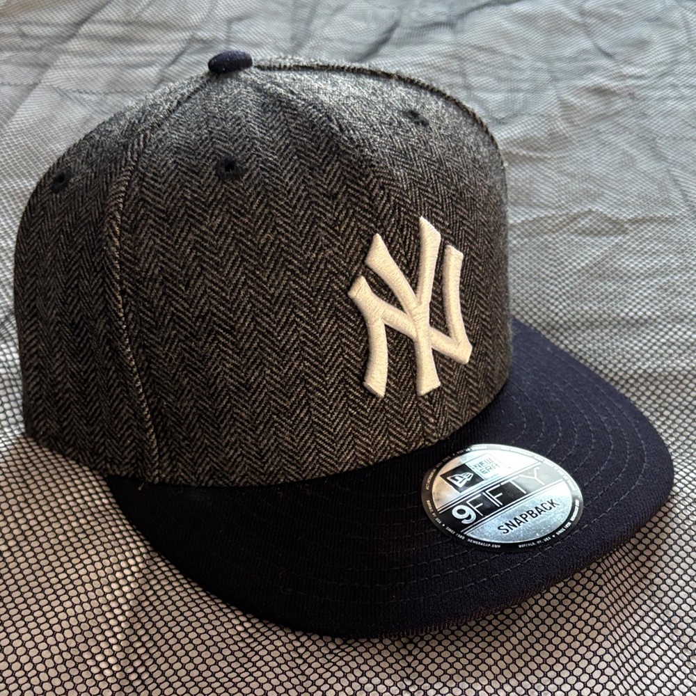 New Era NY YANKEES Black and Gray Herringbone SnapBack Never worn